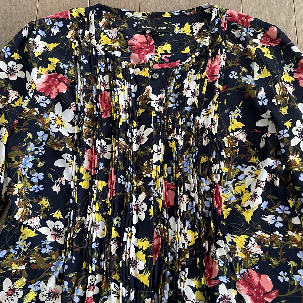 Banana Republic Blouse - XS, Navy Blue Floral Sheer, Like New! - Picture 5 of 15